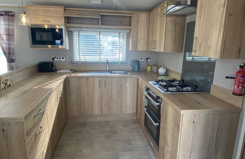 Hastings House | Coghurst Hall Holiday Home Sleeps 6, 2 bedrooms