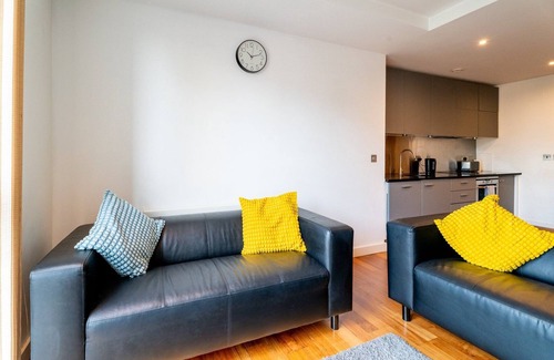 Plasnewydd Apartment | Cohost Partners Charming 1BR Retreat Netflix & Cozy Vibes