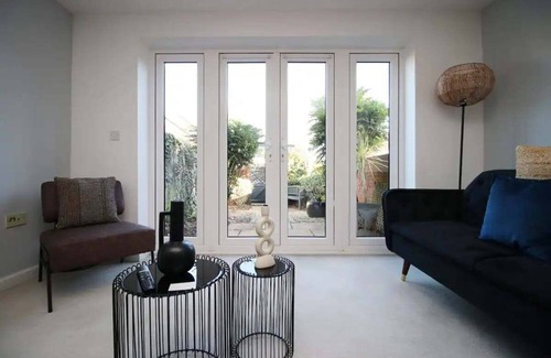 Magor House | Cohost Partners Cozy 4 Bed Home with Garden