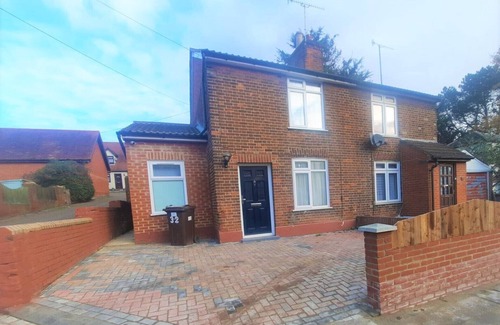 Colchester House | Colchester 3-Beds, Sleeps 5 with Parking & WiFi