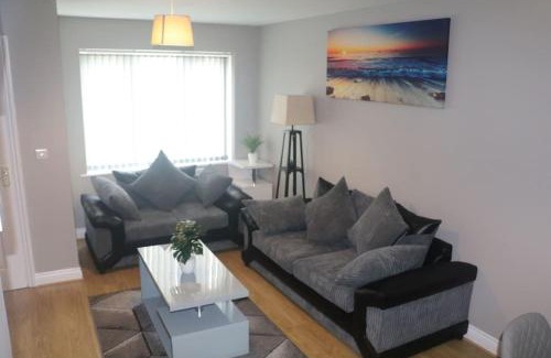 Swindon House | Coleridge house Private parking NETFLIX