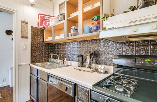 Wellborn House | College Station Getaway w/Hot Tub & Courtyard!