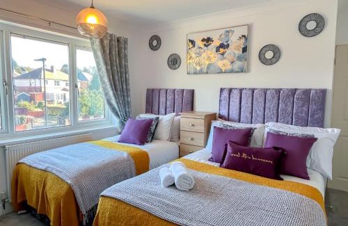 Sheffield House | ColleyHouse-private parking-business-group-relocation-SpaciousStylish 4BRHome-Sleeps 10