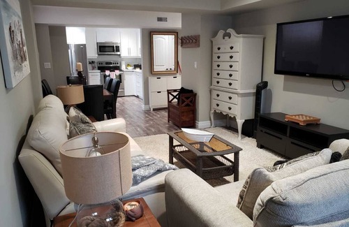 Collingwood House | Collingwood/Blue Mountain Fully renoed 2 bedroom Suite with Kitchen, LR, Dine.