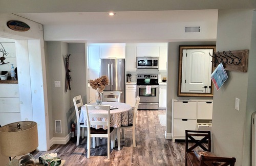 Collingwood House | Collingwood/Blue Mountain Fully renoed 2 bedroom Suite with Kitchen, LR, Dine.