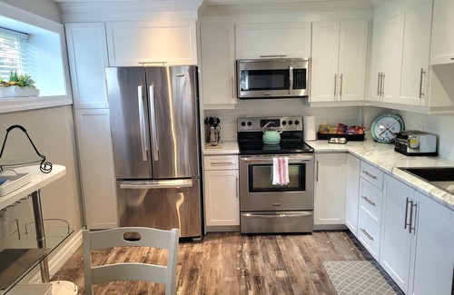 Collingwood House | Collingwood/Blue Mountain Fully renoed 2 bedroom Suite with Kitchen, LR, Dine.