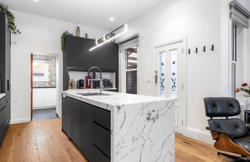Collingwood House | Collingwood Haven - 4 guests, FOXTEL, WIFI & parking for 3 cars - Long stay DISC