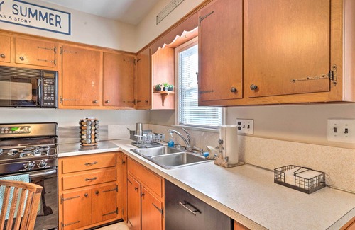 Issue House | Colonial Beach House w/Patio: 2 Blocks to Beach!