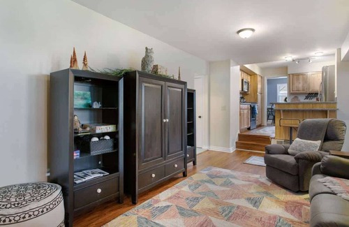 Waukazoo Woods House | Colonial Cottage with Hot Tub & Sauna