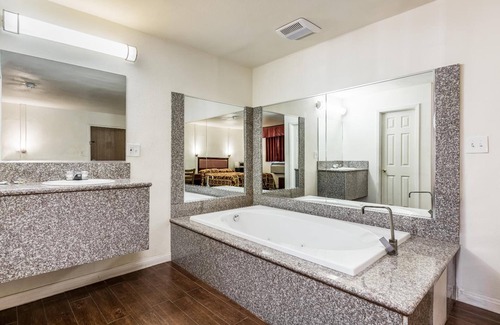 Harbor Hotel | Colonial Pool and Spa Motel
