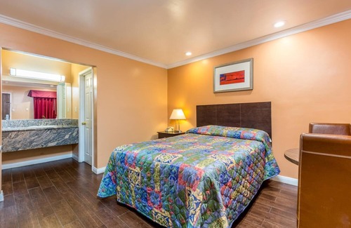 Harbor Hotel | Colonial Pool and Spa Motel