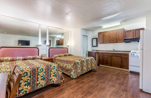 Harbor Hotel | Colonial Pool and Spa Motel