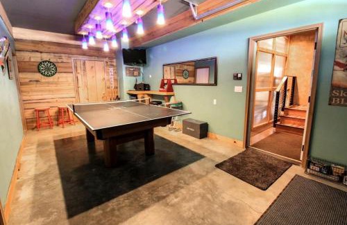 Columbia Falls House | Colorful Cabin with Hot-Tub, Game Room and Gym in Montana