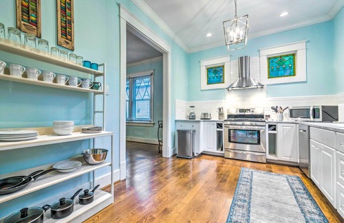 Hillcrest Cottage | Colorful Cottage w/Deck ~ 5 Mi to Downtown!