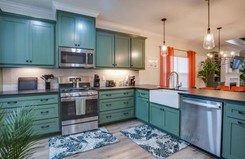 Tallahassee House | Colorful Cozy 3BD Near Football Parks Lake and Airport
