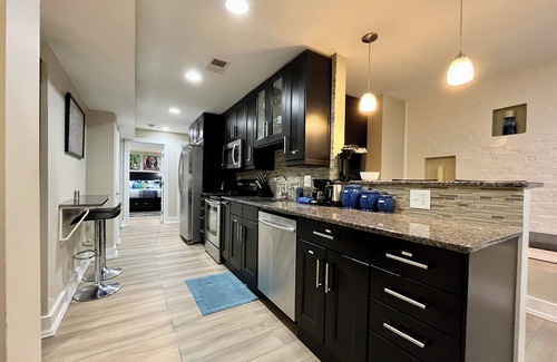H Street Corridor Apartment | Colorful DC w/Free St. Parking - Great Location/Spacious/English Basement