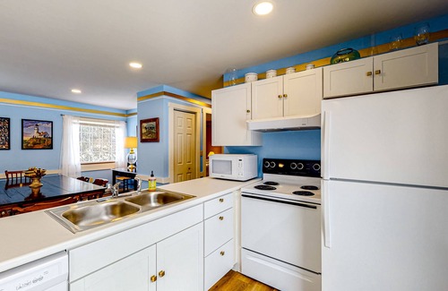 Boothbay Harbor House | Colorful duplex home with a large yard, deck, WiFi, & ideal Midcoast location