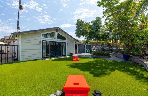 San Carlos House | Colorful Family Oasis - Hot Tub - Pool Table - Backyard Bliss