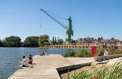 Heilig Kerst Apartment | Colorful Flat @ trendy old docks. nPerfect for couples. Expandable to 3 bedrooms