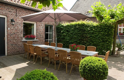 Schafelt House | Colorful Holiday Home in Baarlo near Boating with Hot Tub