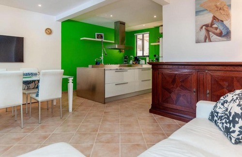 Coco Sunset Hills Apartment | Colorful & Private 2-Bedroom Condo Just a Short Walk from the Beach