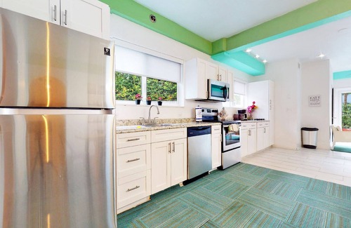 West Avenue Villa | COLORS THE BEST VACATION RENTAL ON THE BEACH!