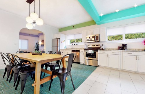 West Avenue Villa | COLORS THE BEST VACATION RENTAL ON THE BEACH!