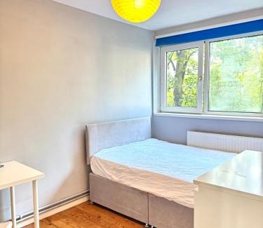Tower Hamlets House | Colourful 4 Bedroom Property - Mile End - Central, Hammersmith & City and District Lines