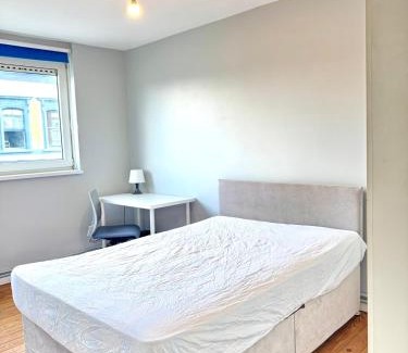 Tower Hamlets House | Colourful 4 Bedroom Property - Mile End - Central, Hammersmith & City and District Lines