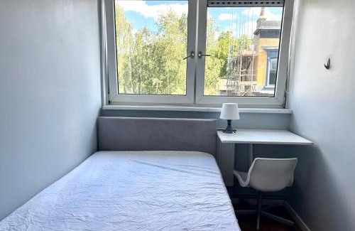 Tower Hamlets House | Colourful 4 Bedroom Property - Mile End - Central, Hammersmith & City and District Lines