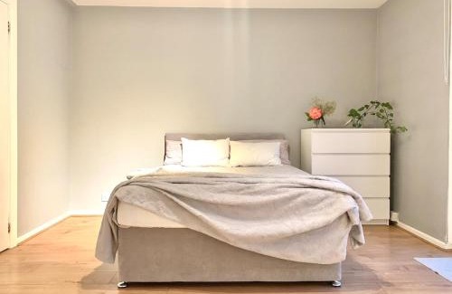 Tower Hamlets House | Colourful 4 Bedroom Property - Mile End - Central, Hammersmith & City and District Lines