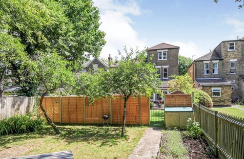 Perry Vale Apartment | Colourful, arty flat in leafy Forest Hill