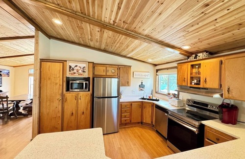 Sunland Estates Cabin | Columbia River Gorge Cabin - Quick Drive to Gorge Amphitheater!