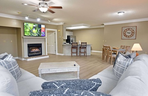 Ellijay Hotel | Combined Family Suite w/Resort Pool + VIEWS