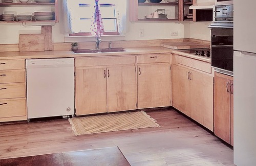 Mars Hill House | Come enjoy a Working Vacation, Quiet Mountain Retreat or Outdoor Play stay.