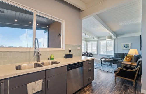 Silver Strand Condo | Come enjoy the sunset at this Harbor view townhouse! Parking, Beach Gear +Dog!