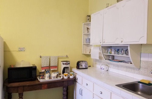 Montego Bay House | Come on down! π Car not needed! Beach across the street! Next to the Hip Strip