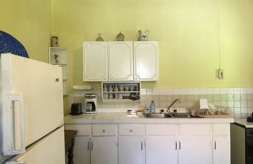 Montego Bay House | Come on down! π Car not needed! Beach across the street! Next to the Hip Strip