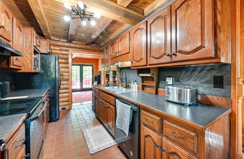 Campbellsville Cabin | Come relax in a family friendly cabin w/great amenities and a lake nearby!