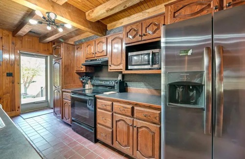 Campbellsville Cabin | Come relax in a family friendly cabin w/great amenities and a lake nearby!