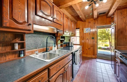 Campbellsville Cabin | Come relax in a family friendly cabin w/great amenities and a lake nearby!