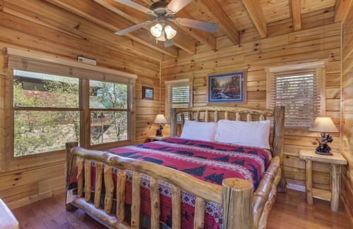 Gatlinburg - Pigeon Forge Resort | Come stay at A Smoky Mountain Hide-A-Way for amazing views!