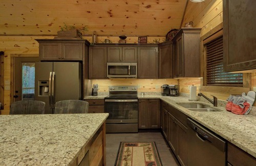 Gatlinburg - Pigeon Forge Resort | Come stay at The Adventure Lodge for a cozy stay!