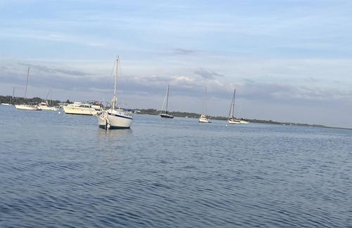 Sunny Shores Boat Rental | Come stay on the bay by the sea!
