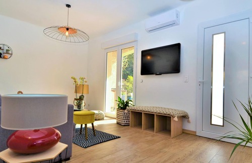 Gard Rhodanien House | Come to this lovely vacation home with air conditioning and private pool in the commune of Montfauco