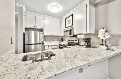 South Lake Tahoe Resort | Comfort and Convenience! 2 Relaxing Units, Free Breakfast, Pets Allowed
