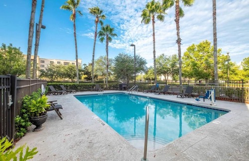 Southpoint House | Comfort and Convenience! Free Parking, Pool, Pets Allowed, Near St. Johns River