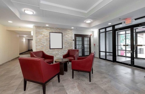 Southpoint House | Comfort and Convenience! Free Parking, Pool, Pets Allowed, Near St. Johns River