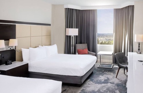 Redwood Shores House | Comfort and Convenience! Contemporary and Pet-friendly Hotel with Swimming Pool!
