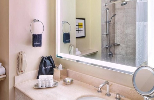 Redwood Shores House | Comfort and Convenience! Contemporary and Pet-friendly Hotel with Swimming Pool!